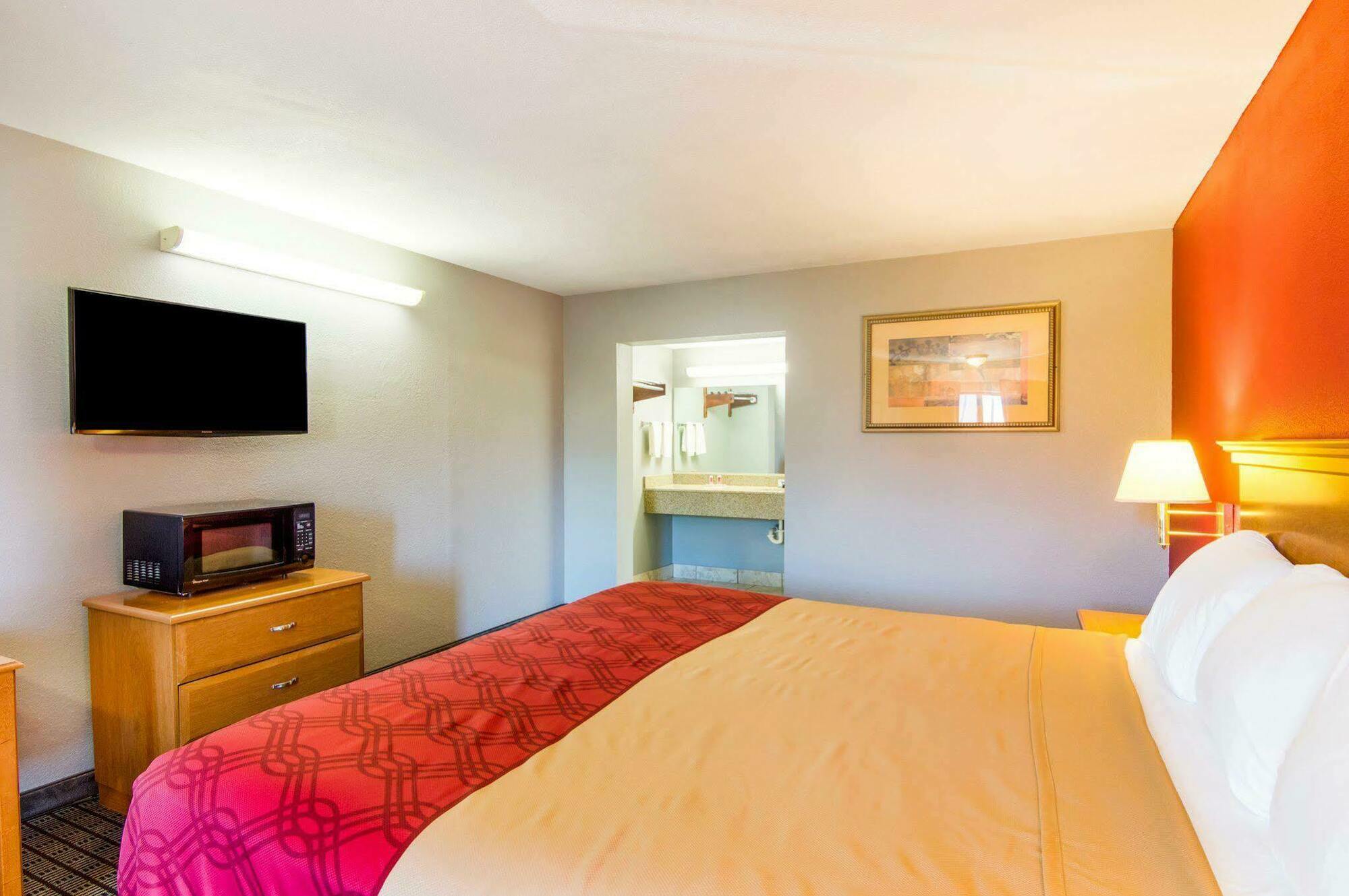 Econo Downtown 2*